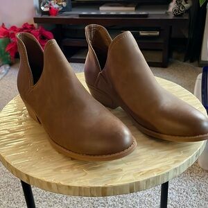Super cute cognac ankle boots